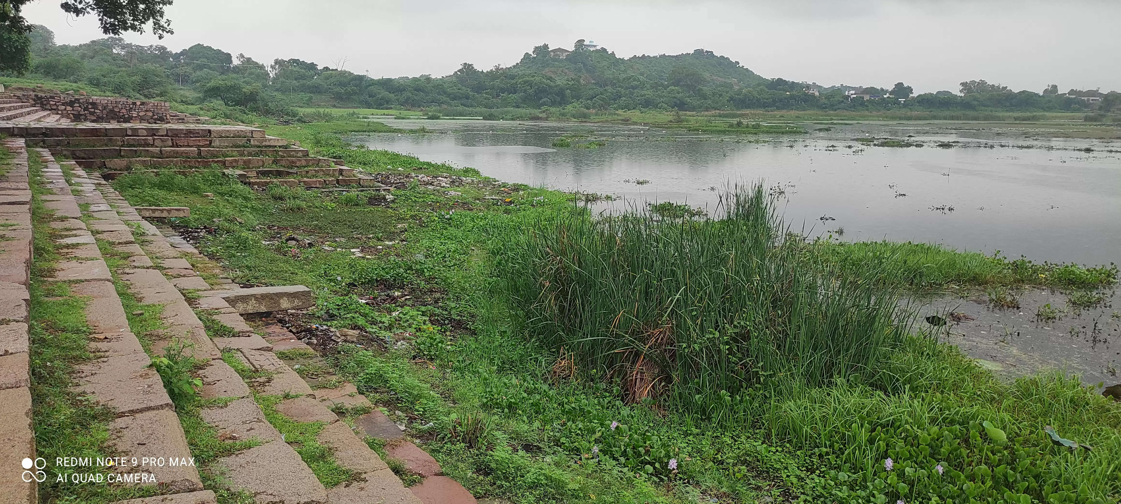 बुंदेलों के शौर्य और वीरता का गवाह ऐतिहासिक कीरत सागर बदहाली का शिकार, घाटों पर गंदगी का अंबार