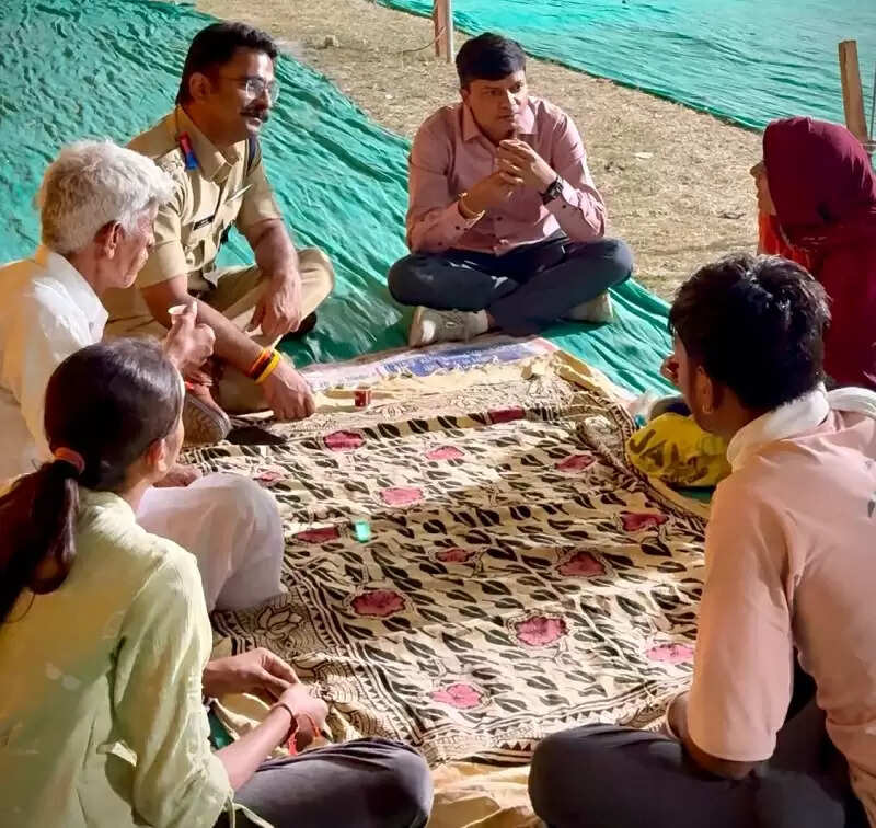 उज्जैनः कलेक्टर-एसपी पंचक्रोशी श्रद्धालुओं से मिलने रात्रि में मोटरसाइकिल से निकले