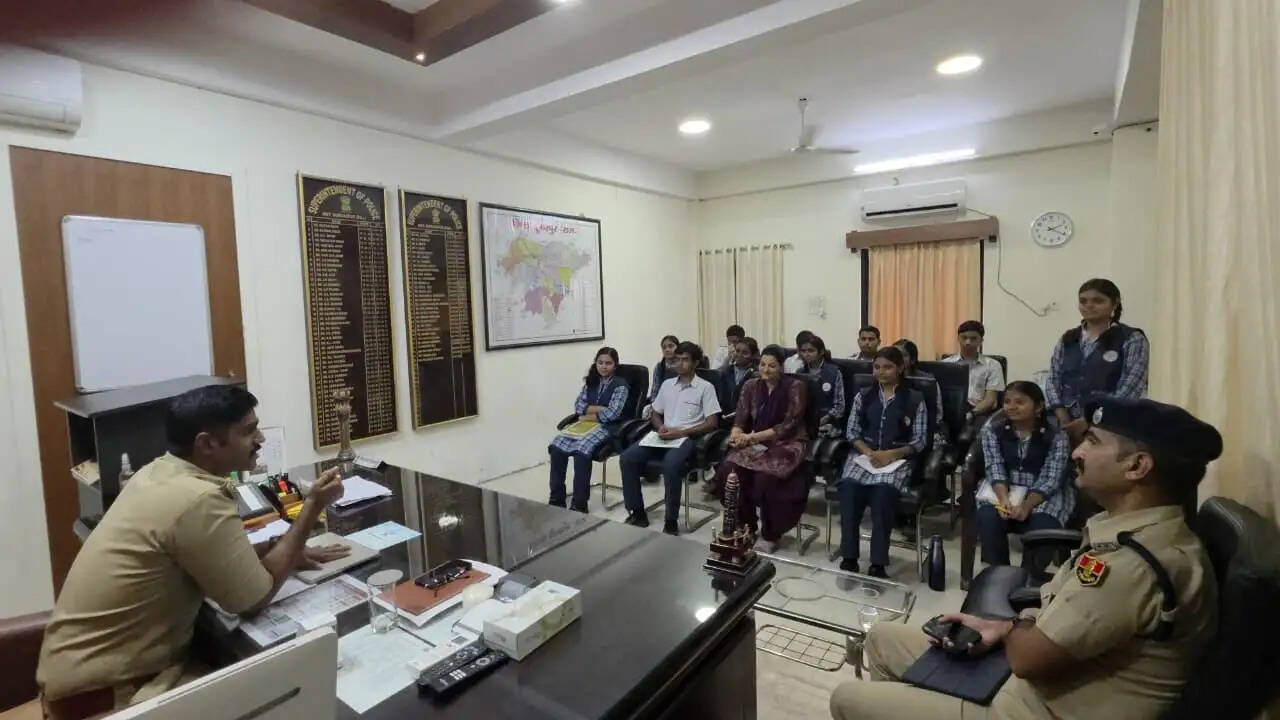 वागड़ की बेटियों के लिए सुरक्षा कवच बना डूंगरपुर पुलिस का मिशन विश्वास: एक माह में 26 हजार लोग हुए जागरूक