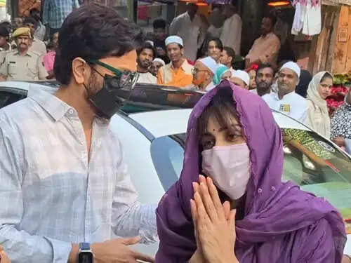 पत्नी और बच्चों संग अजमेर दरगाह पहुंचे रितेश देशमुख, फिल्मों की कामयाबी और देश में अमन-चैन की मांगी दुआ
