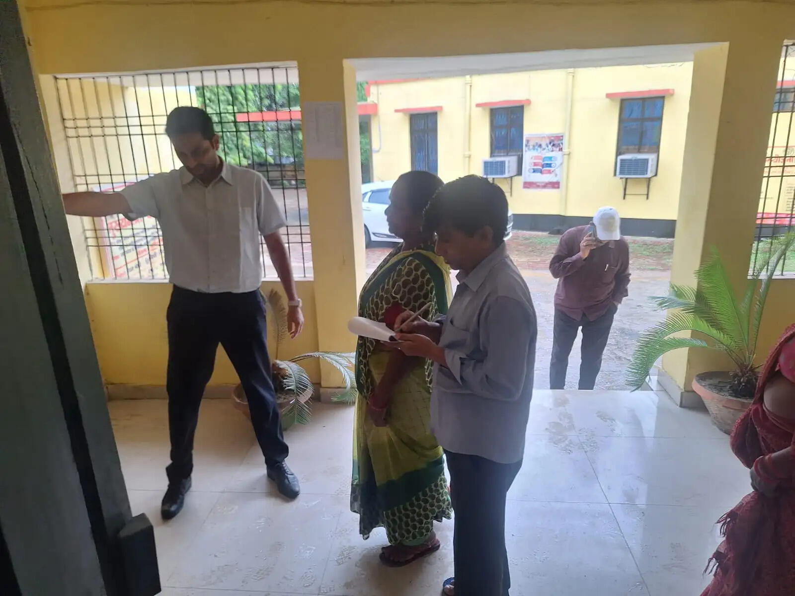 जिलाधिकारी ने अनुपस्थित मिले कर्मचारी काे जारी किए कारण बताओ नोटिस