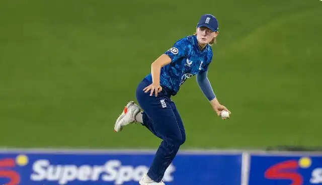 टी-20 विश्व कप के लिए 18 वर्षीय टिली कोर्टीन इंग्लैंड टीम में शामिल