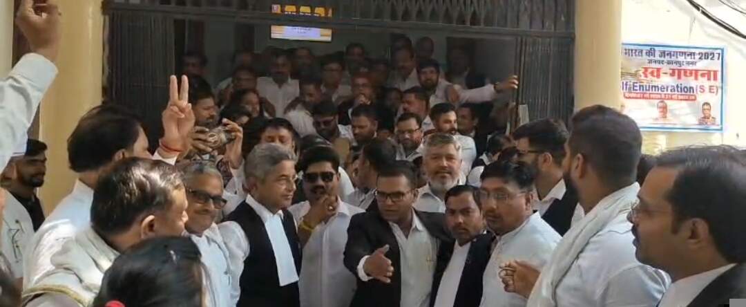 लखनऊ लाठीचार्ज के विरोध में अधिवक्ताओं का प्रदर्शन, माफी की मांग