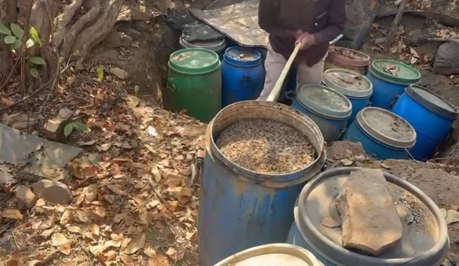 धमतरी जिले में 110 लीटर अवैध महुआ शराब और 25 सौ किलो महुआ लाहन जब्त