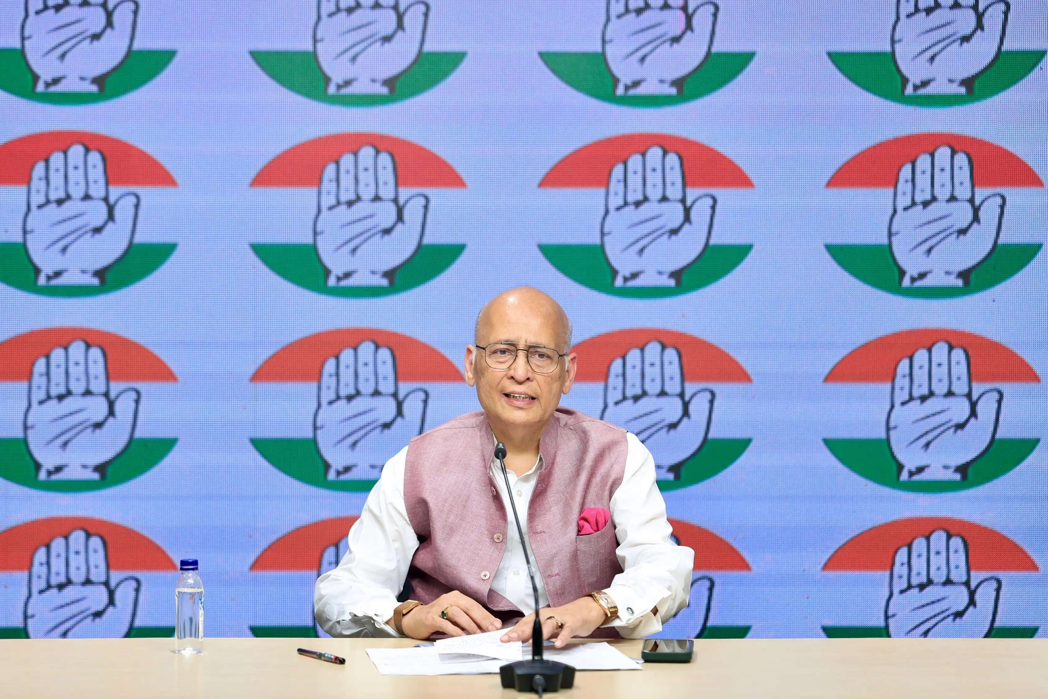 चुनाव आयोग में सभी आयुक्त बराबर, अकेले निर्णय नहीं ले सकते : अभिषेक मनु सिंघवी