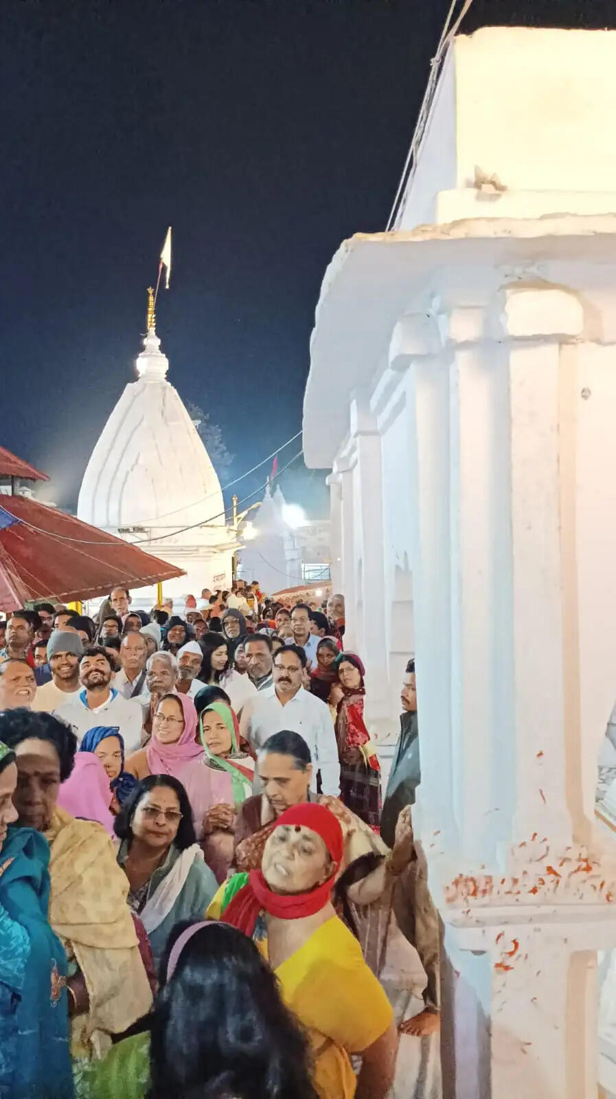 अनूपपुर: सुबह आरती के बाद बंद हुए मंदिरों के पट, शाम को खुलते ही उमडी श्रद्धालुओं की भीड