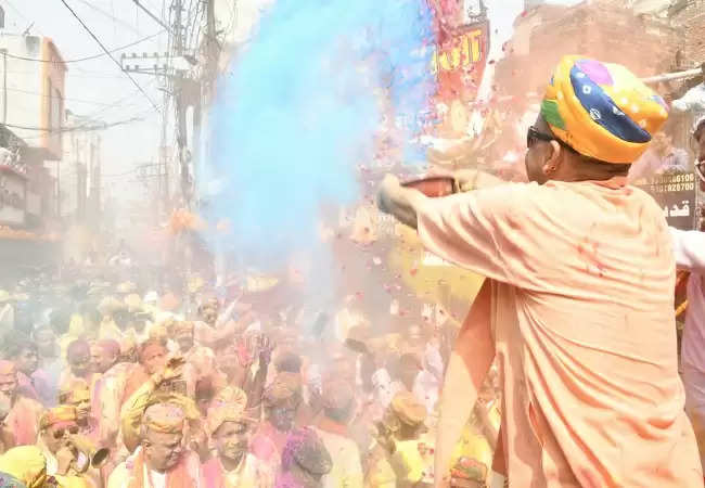 मुख्यमंत्री योगी ने गोरखपुर में खेली होली