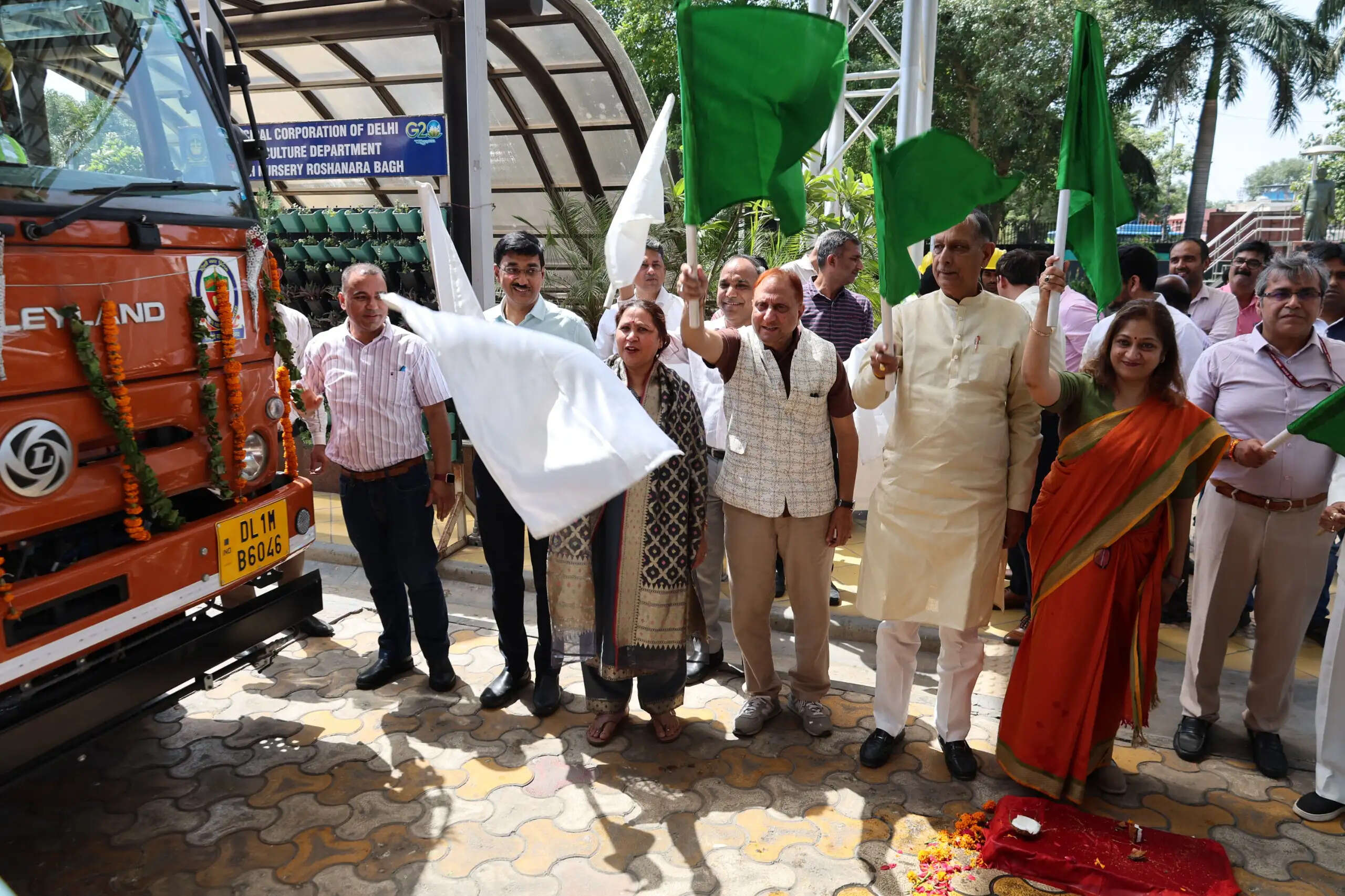 महापौर ने 8 मैकेनिकल रोड स्वीपिंग मशीनों को हरी झंडी दिखाकर निगम के बेड़े में किया शामिल