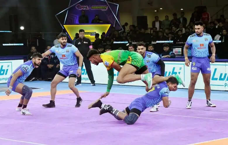 पीकेएल-11: पटना पाइरेट्स ने बंगाल वारियर्स को 3 अंक से हराया, प्वाइंट टेबल में दूसरा स्थान हासिल किया