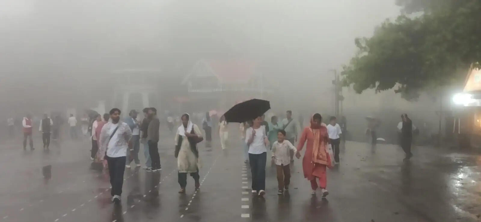 हिमाचल में फिर सक्रिय हुआ मानसून, भारी बारिश की चेतावनी, भूस्खलन से 98 सड़कें अवरुद्ध