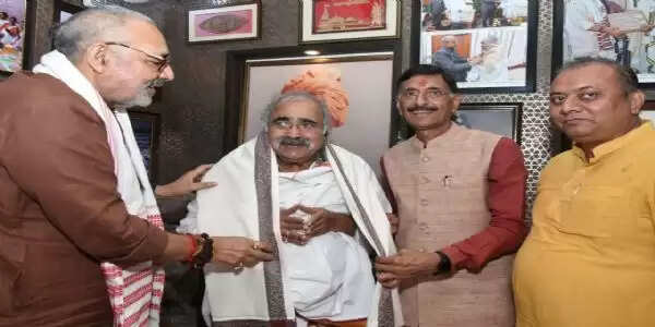 पद्मश्री अशोक भगत ने केंद्रीय मंत्री गिरिराज सिंह को अपनी पुस्तक भेंट की