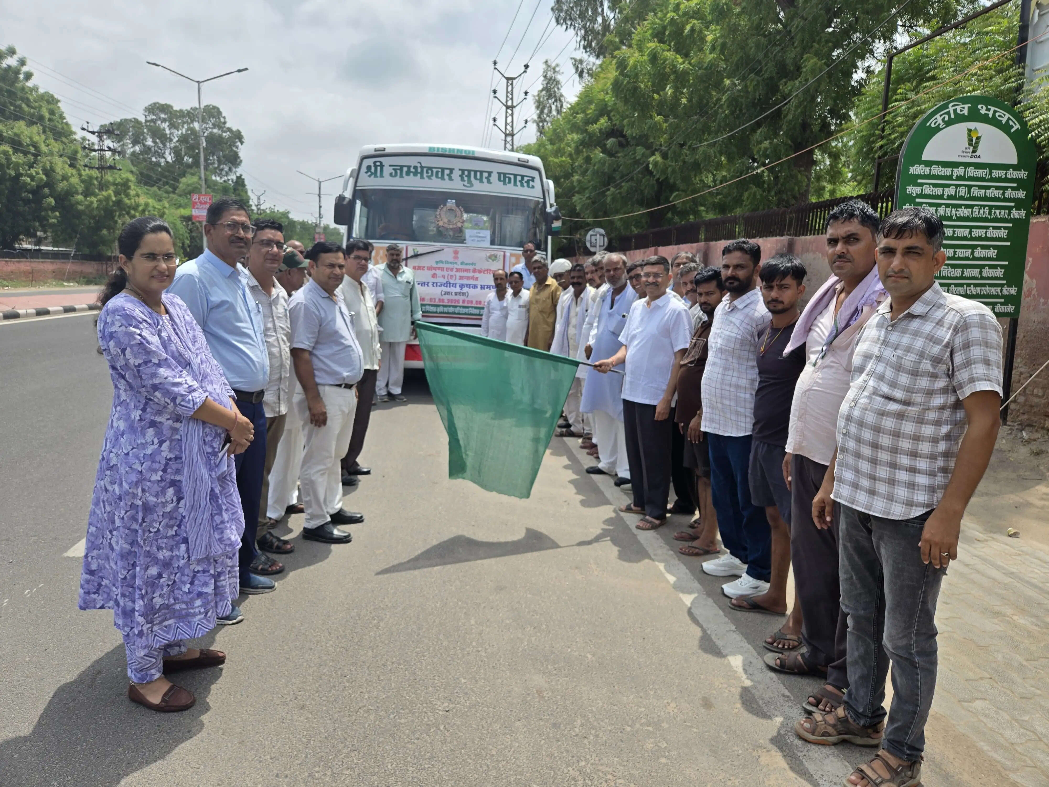 प्रगतिशील किसानों का दल अंतरराज्यीय कृषक भ्रमण के लिए उत्तर प्रदेश रवाना&nbsp;