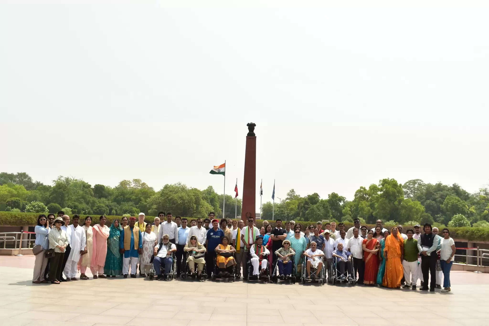 पद्म पुरस्कार विजेताओं ने राष्ट्रीय समर स्मारक पर श्रद्धांजलि अर्पित की