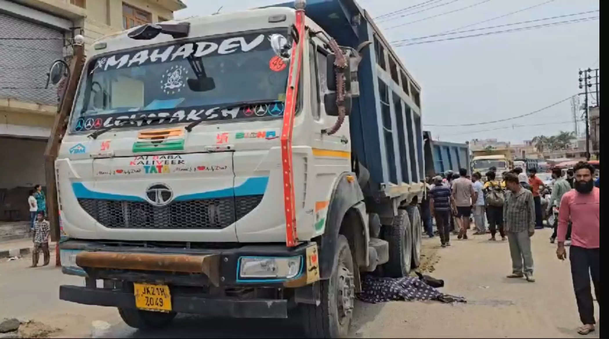 बेखौफ दौड़ रहे डंपर ने ली मवेशी की जान, गुस्साए लोगों ने जिला प्रशासन के खिलाफ किया प्रदर्शन