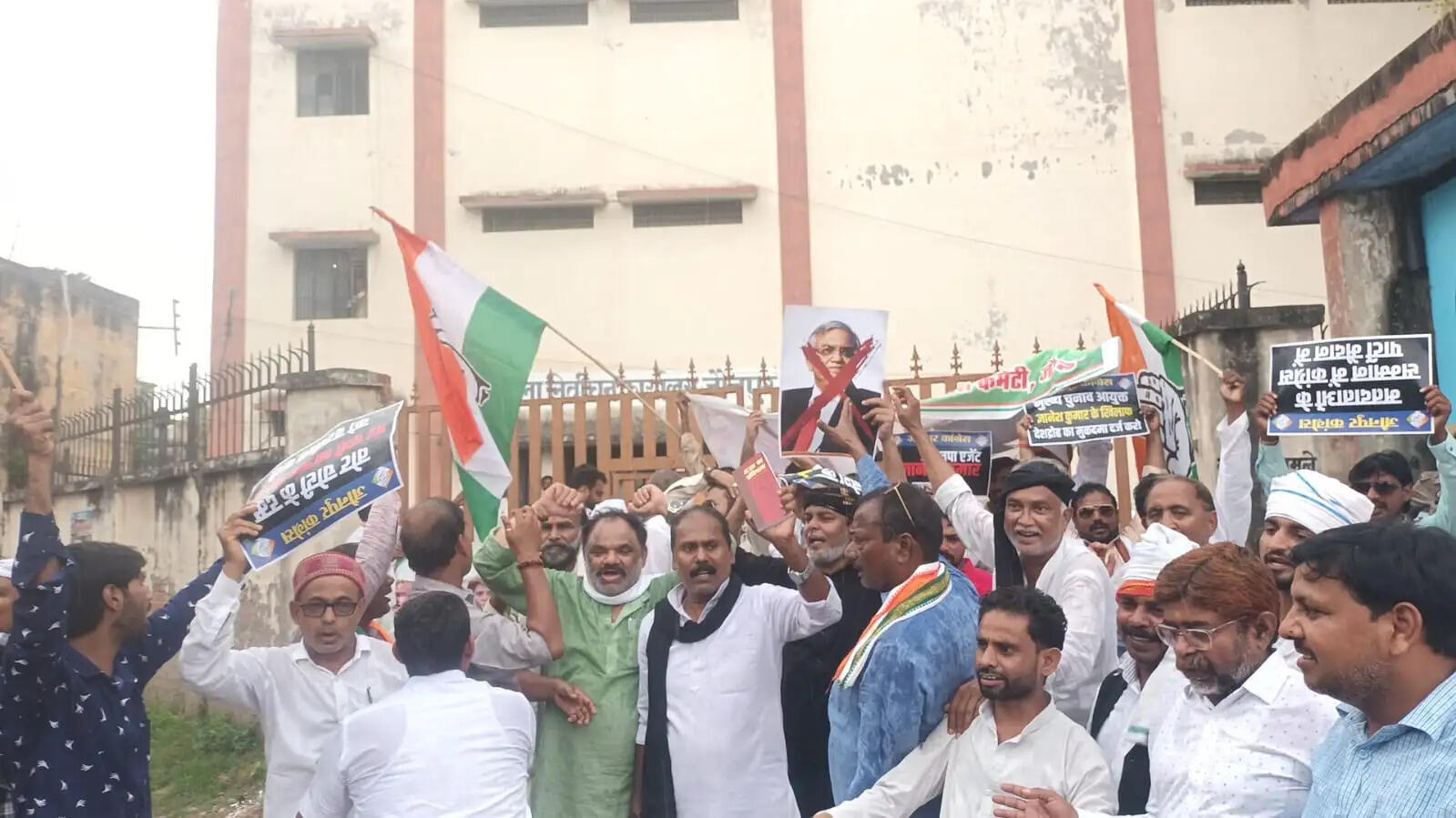 मुख्य चुनाव आयुक्त ज्ञानेश कुमार की बर्खास्तगी की मांग काे लेकर कांग्रेस ने निकाला मार्च