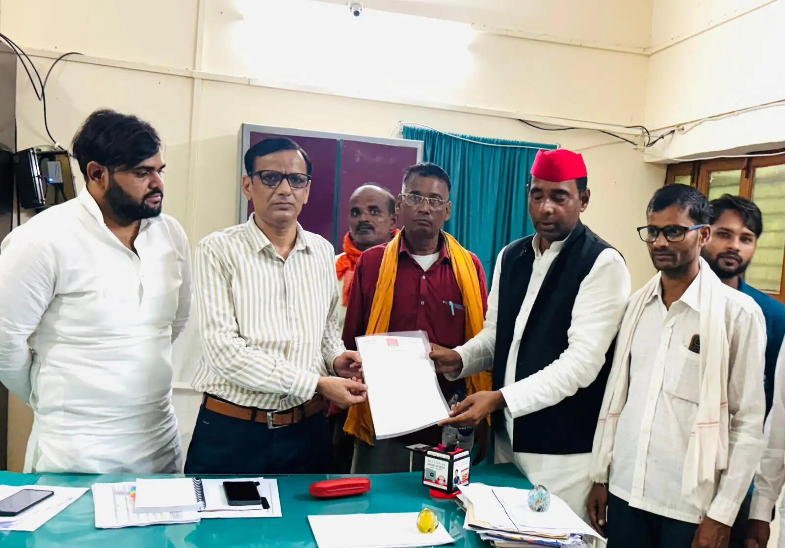 देवरिया में बिजली आपूर्ति सही करने के लिए सपा नेताओं ने अधिशासी अभियंता को सौंपा ज्ञापन
