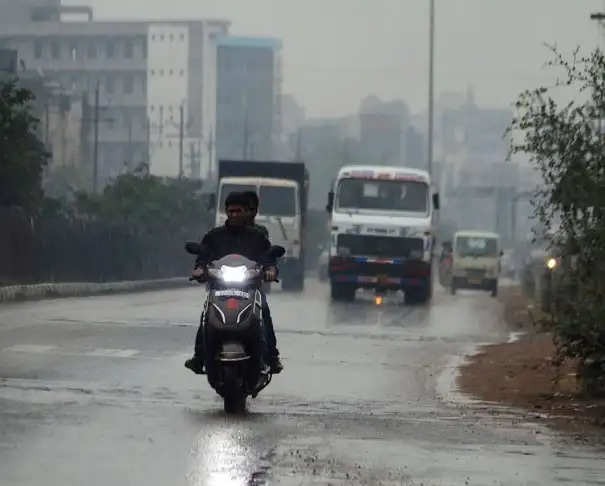 छत्तीसगढ़ में मिचौंग से बदला मौसम, राजधानी सहित कई जिलों में हो रही रिमझिम बारिश