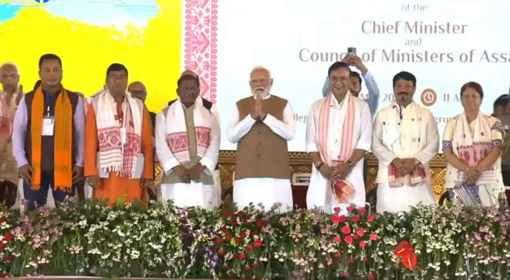 (लीड) हिमंत बिस्व सरमा लगातार दूसरी बार असम के मुख्यमंत्री बने, राज्यपाल ने दिलाई शपथ