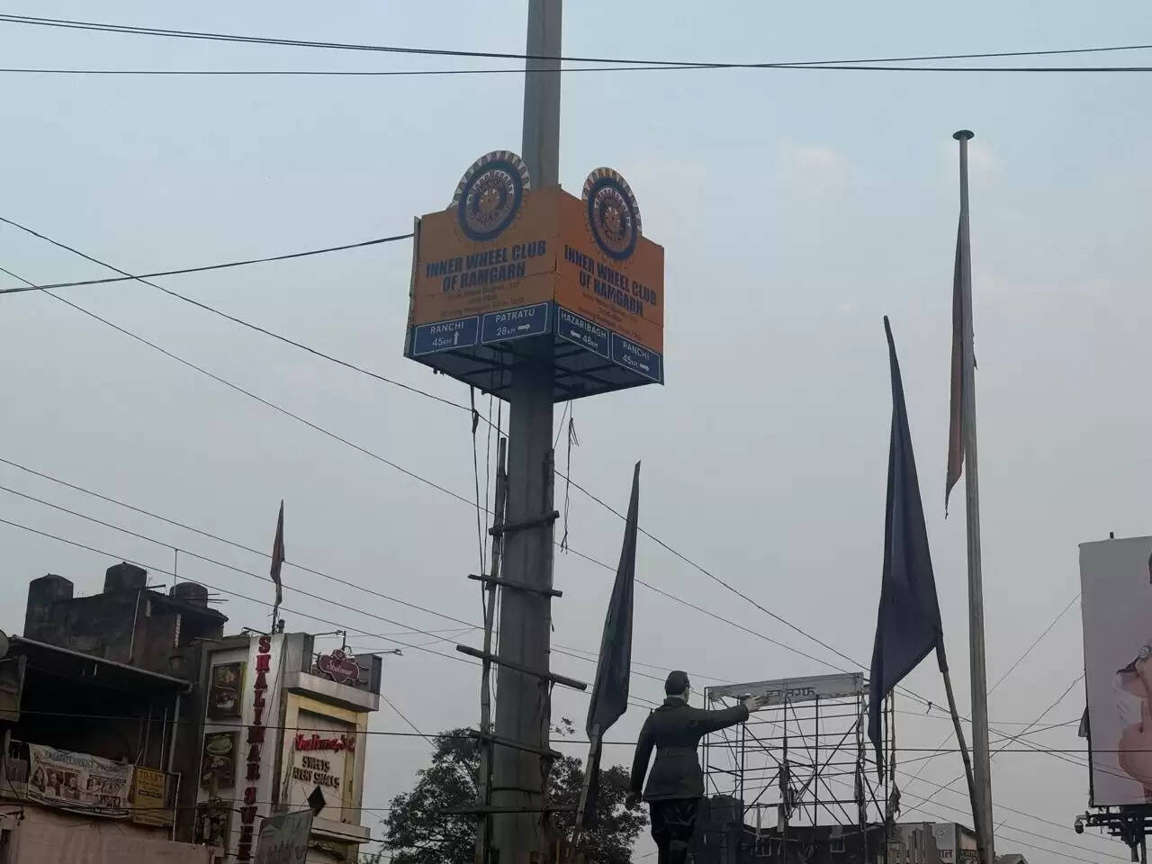 रामगढ़ में इनर व्हील क्लब ने लगवाया दिशा सूचक