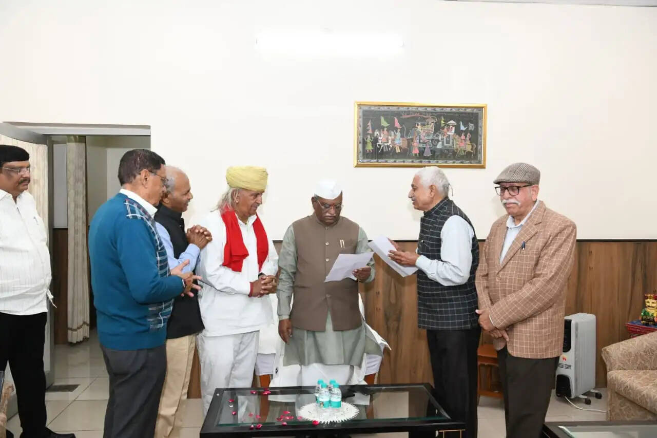 राज्यपाल ने केंद्रीय मंत्री से की समसामयिक विषयों पर चर्चा