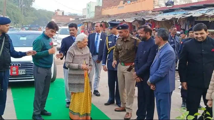 चित्रकूटः उत्तरप्रदेश की राज्यपाल आनंदीबेन पटेल ने किए कामतानाथ के दर्शन