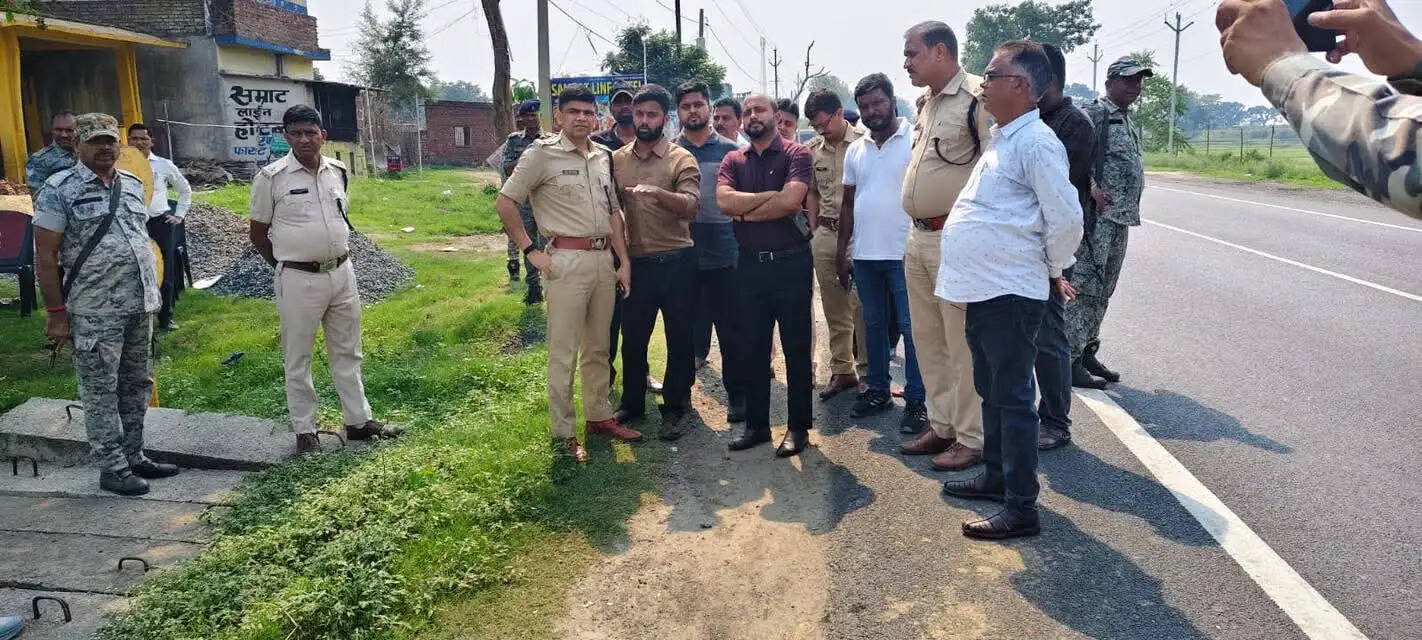 सडक हादसे का डीसी-एसपी&nbsp;ने किया निरीक्षण, एनएचएआई को कार्य पूर्ण करने का निर्देश