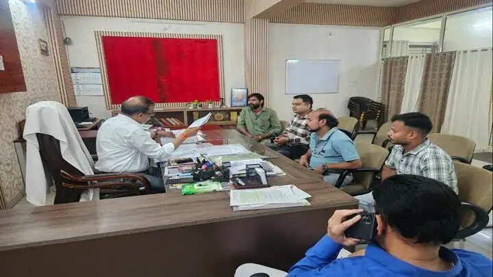 दतिया विधानसभा उपचुनवाः पुलिस ने विभिन्न गांवों में निकाला फ्लैग मार्च