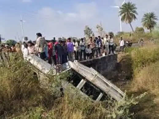 रतलाम में&nbsp;50 मजदूरों से भरी बोलेरो खाई में गिरी, 2 महिलाएं घायल