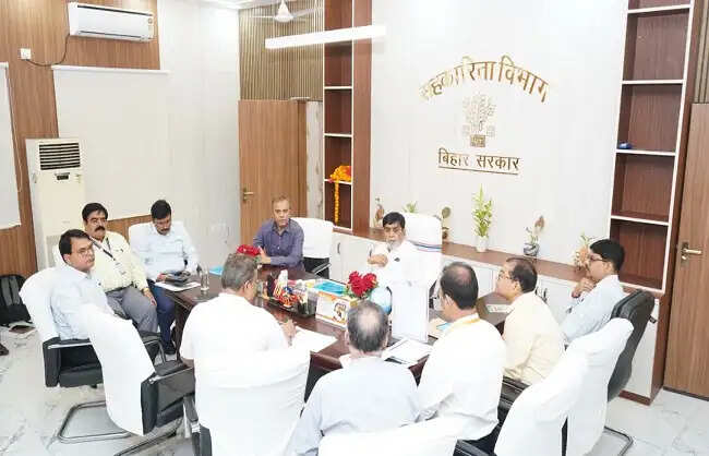 मंत्री ने विभागीय समीक्षा बैठक में सहकारी संस्थाओं को सशक्त बनाने पर दिया बल