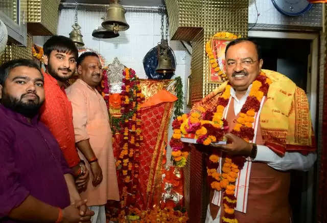 दक्षिणमुखी हनुमान मंदिर में उपमुख्यमंत्री केशव ने किया दर्शन पूजन