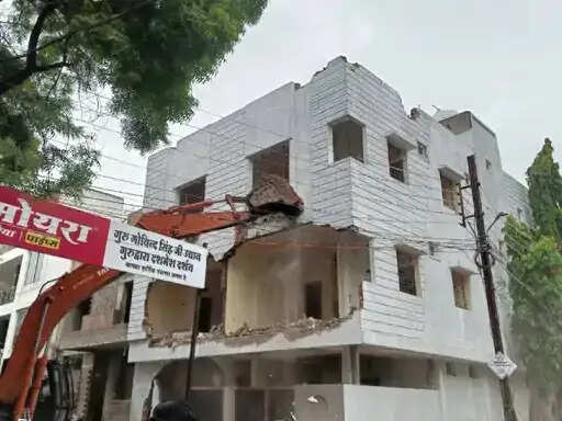 इंदौर:&nbsp;रेसिडेंशियल परमिशन पर बना कमर्शियल हॉस्टल, निगम का बुलडोजर चला