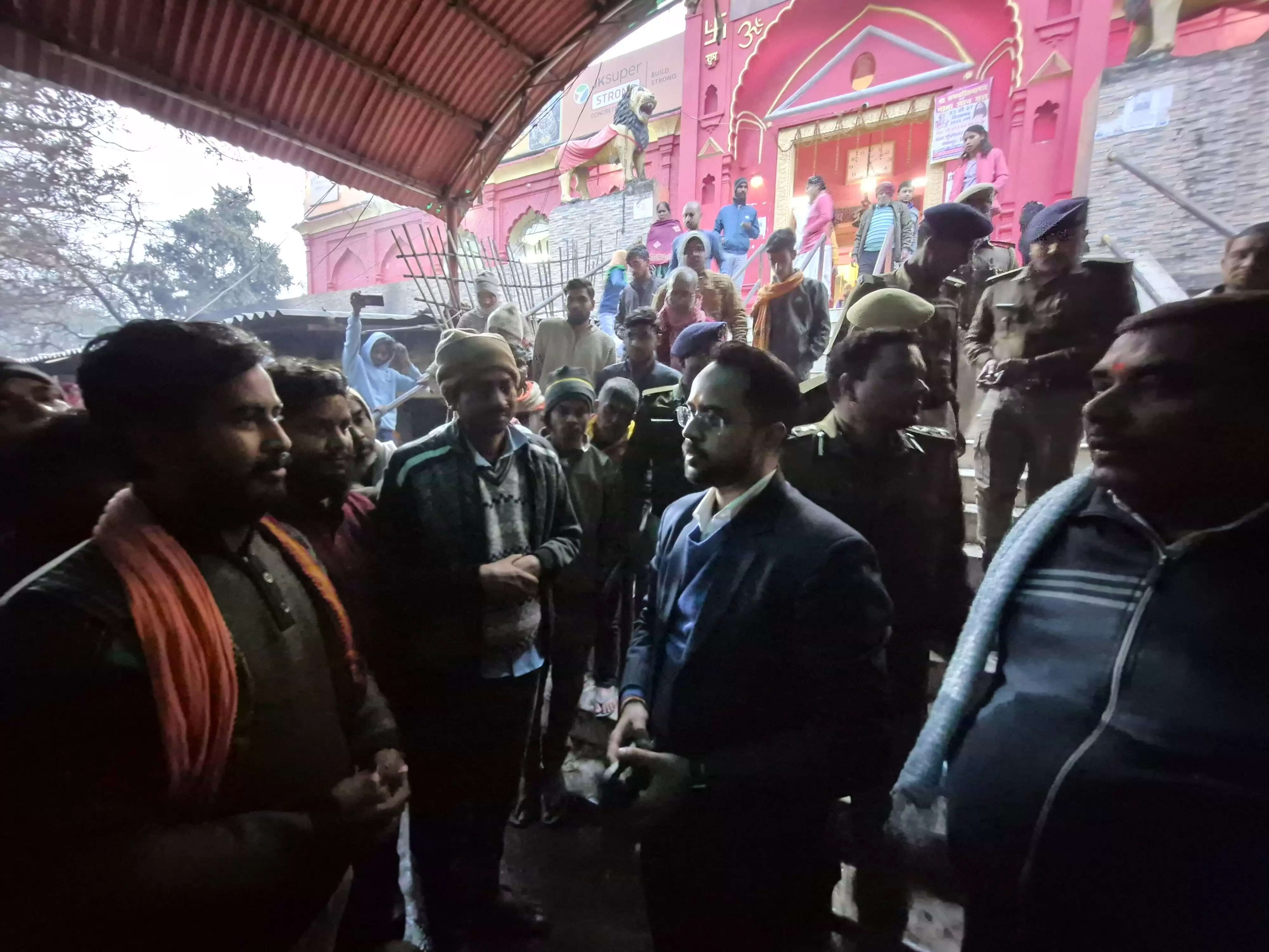 आमी मंदिर अग्निकांड में जिलाधिकारी एवं वरीय पुलिस अधीक्षक ने किया स्थलीय निरीक्षण