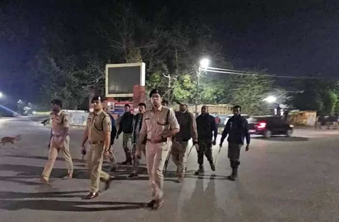 जगदलपुर : पुलिस ने मध्य रात्रि में कॉम्बिंग गश्त कर औचक निरीक्षण किया