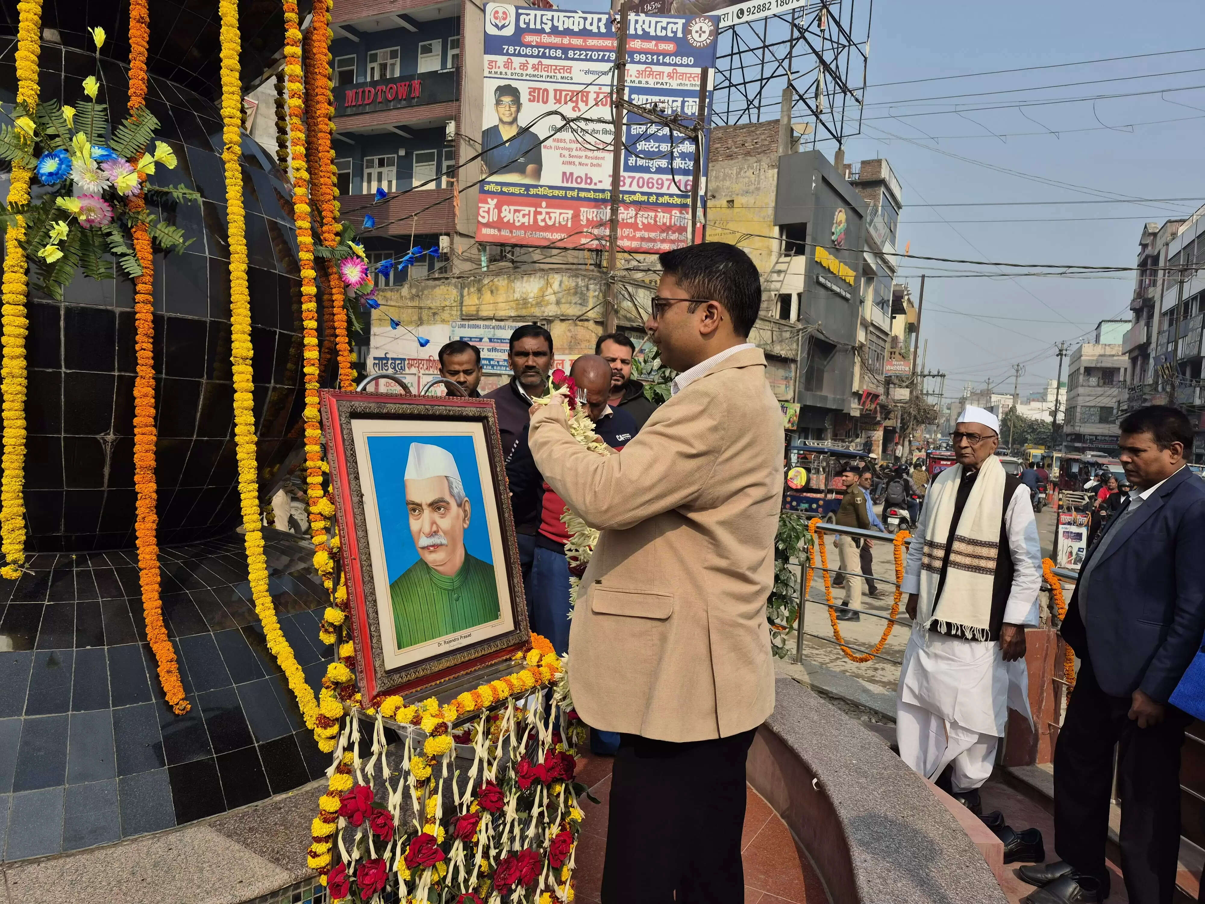 जिलाधिकारी ने देश के प्रथम राष्ट्रपति के तैल्य चित्र पर माल्यार्पण कर उन्हें सुमन अर्पित किया