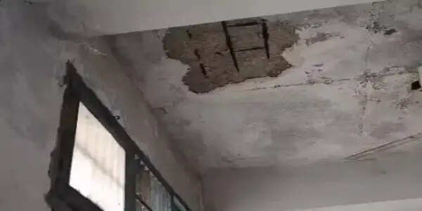 नारनौल पीजी कॉलेज में मिड टर्म परीक्षा के दौरान कक्षा की छत का प्लास्टर गिरा