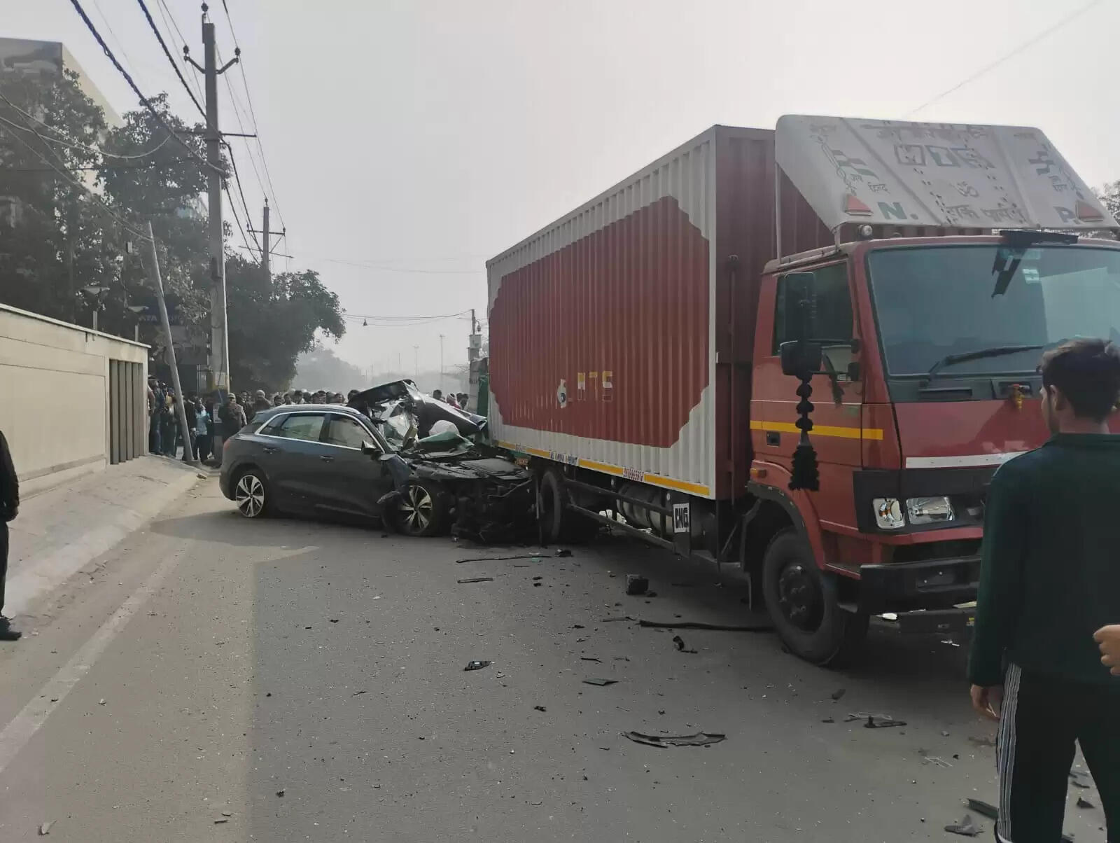 तेज रफ्तार ऑडी कार ने कई गाड़ियों को मारी टक्कर