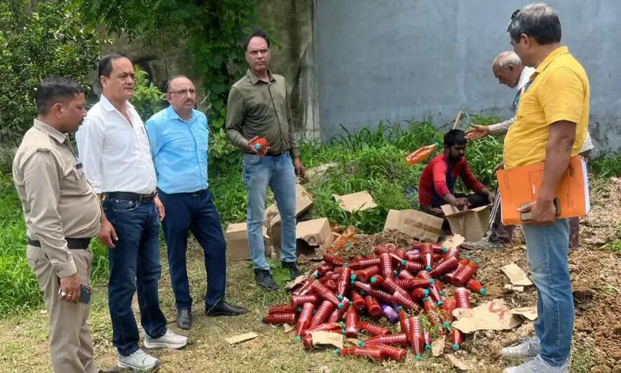 बिना लेबल की सॉस पर खाद्य विभाग का एक्शन, 351 बोतलें सीज