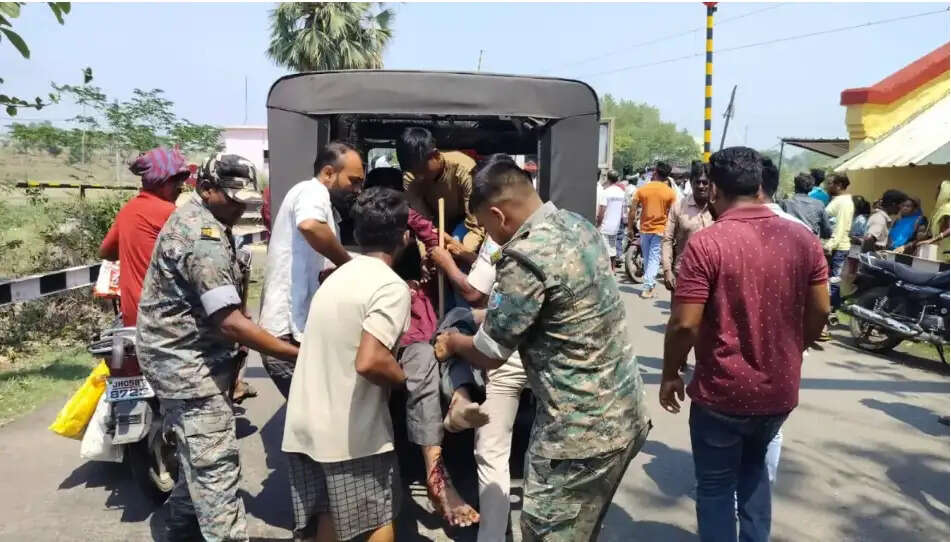 रेलवे क्रॉसिंग पर भीषण सड़क हादसा, एक की मौत, 11 घायल