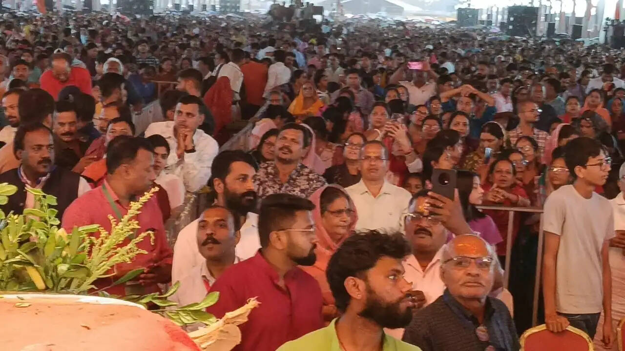ईश्वर की कृपा पाने के लिए निरंतर प्रयास, सेवा और समर्पण आवश्यक है: डॉ. पंडित मिश्रा