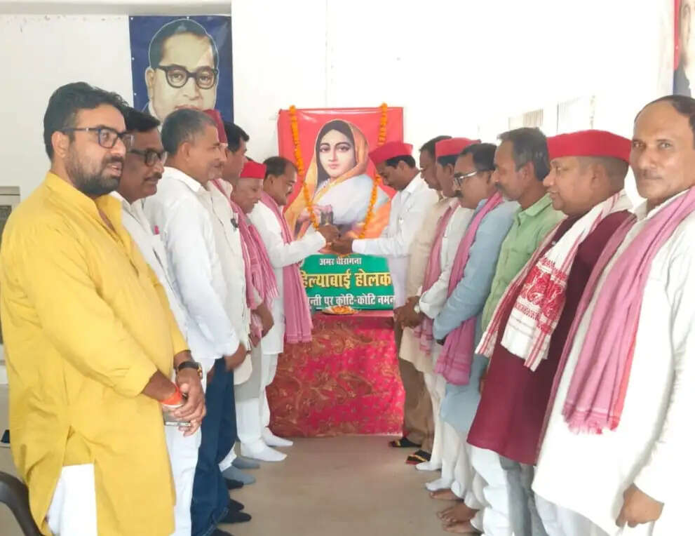 गोरखपुर में सपा कार्यालय पर मनाई गई लाेकमाता अहिल्याबाई होल्कर की जयंती