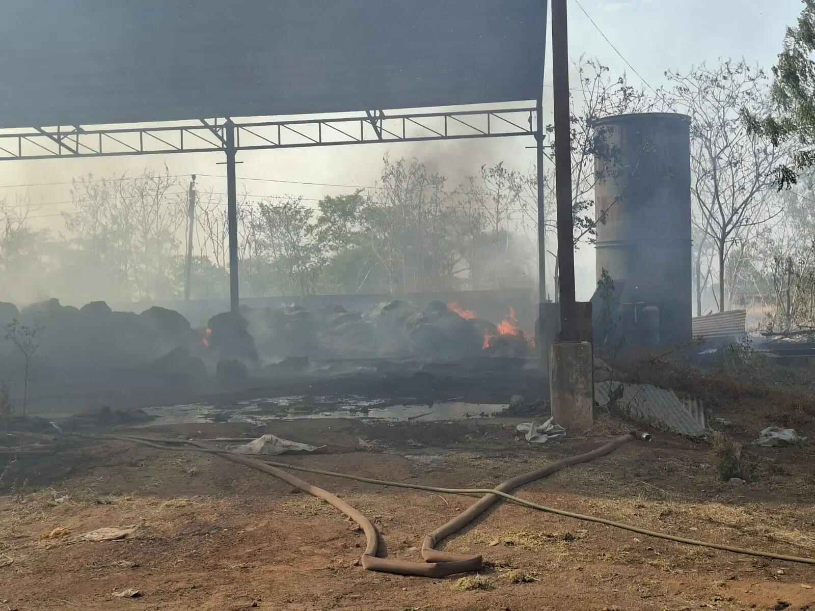 हाईटेंशन तार से निकली चिंगारी ने मचाई तबाही, लाखों का बरदाना जलकर खाक