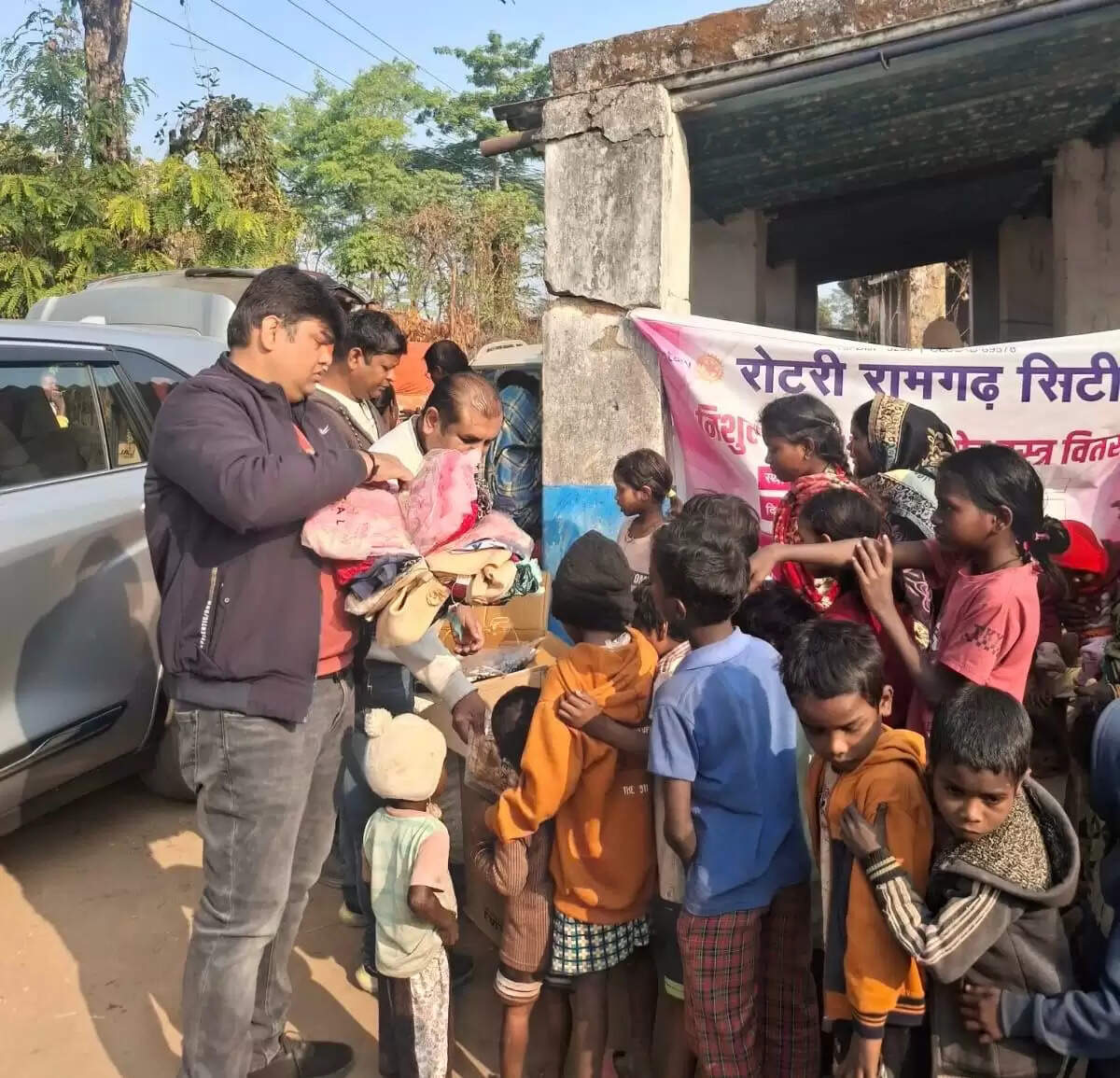 रोटरी क्‍लब ने किया गर्म कपड़ों का वितरण