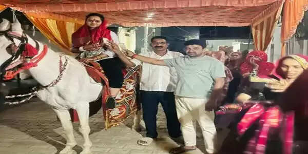 नारनौल में अनोखी पहलः अध्यापक ने बेटी को घोड़ी पर बिठाकर निकाला ‘बनवारा’