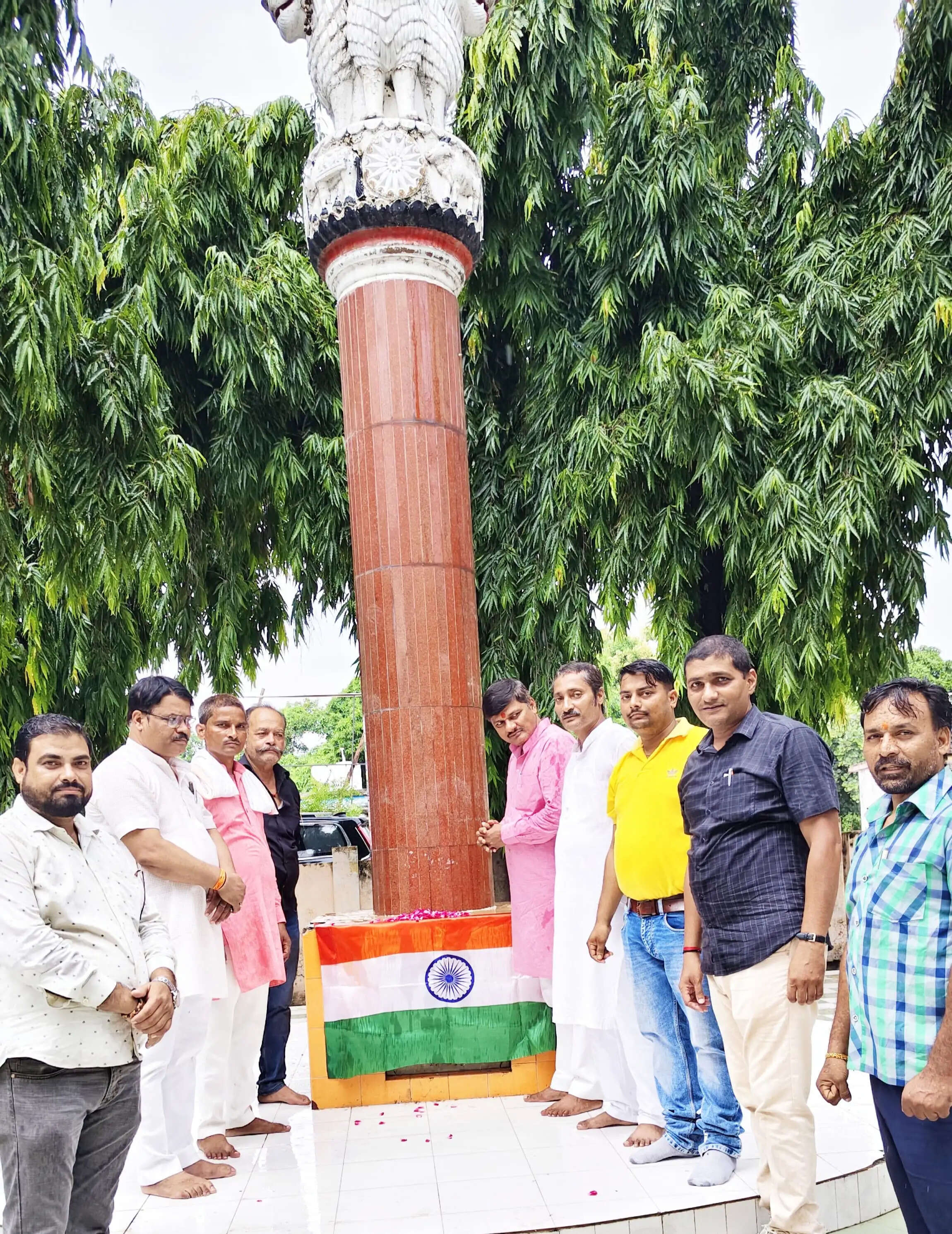 भाजपा किसान मोर्चा ने देवरिया में पैना गांव के क्रांतिकारियों को किया नमन