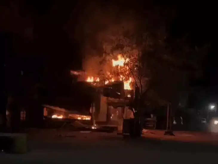उदयपुर में दूध की दुकान में लगी आग, 30 लाख का सामान जलकर राख