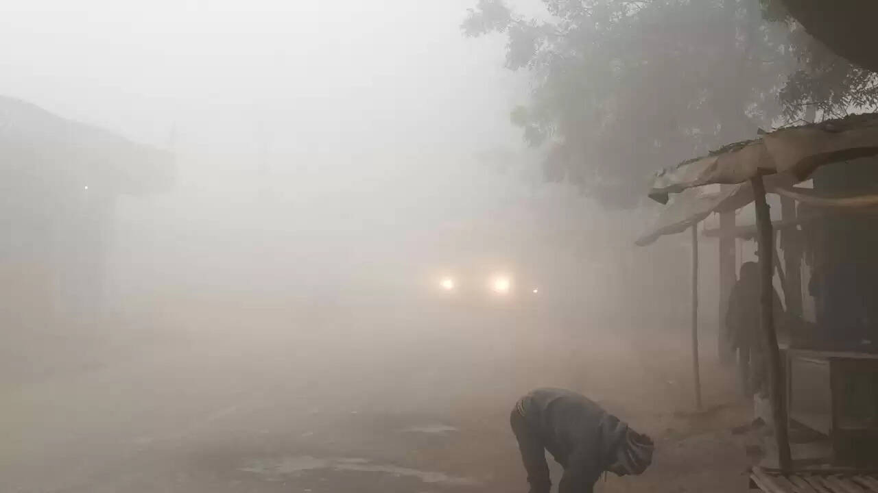 जौनपुर में छाया घना कोहरा जन जीवन अस्त व्यस्त, सड़को पर लाइट जलाकर चलते हुए गाड़ियां