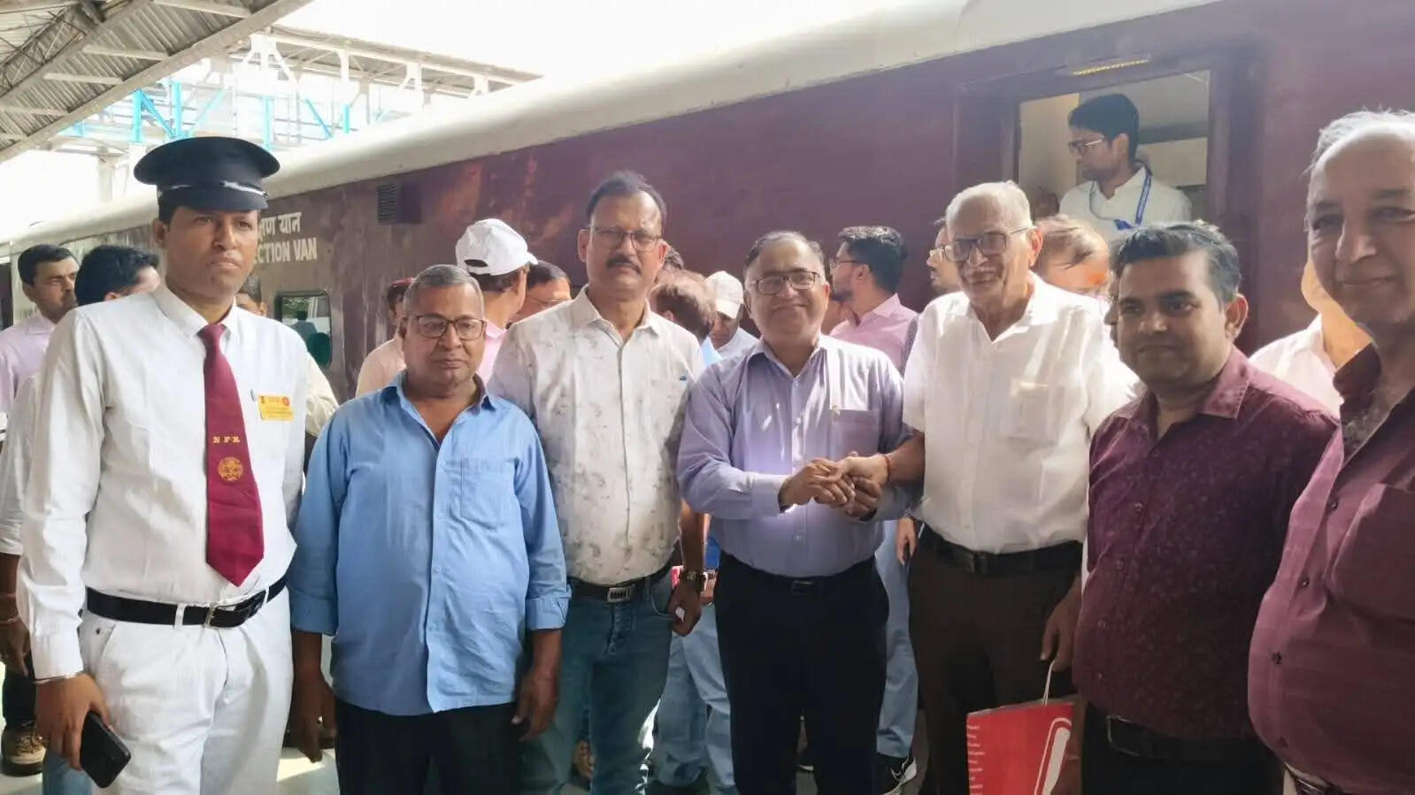 समस्तीपुर डीआरएम फारबिसगंज स्टेशन का किया निरीक्षण,प्रतिनिधियों ने रेल यात्री सुविधा को लेकर की बात