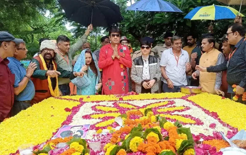 मप्र के खंडवा में किशोर कुमार की समाधि पर जुटे प्रशंसक, लगाया दूध-जलेबी का भोग