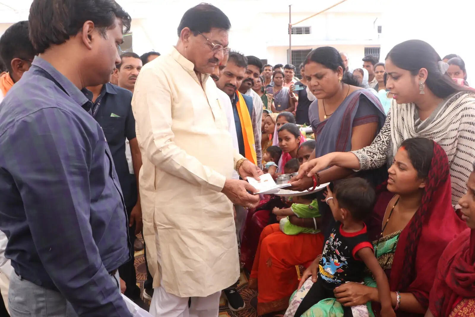 सूरजपुर : सुशासन तिहार - ग्राम बतरा के समाधान शिविर में शामिल हुए खाद्य मंत्री दयालदास