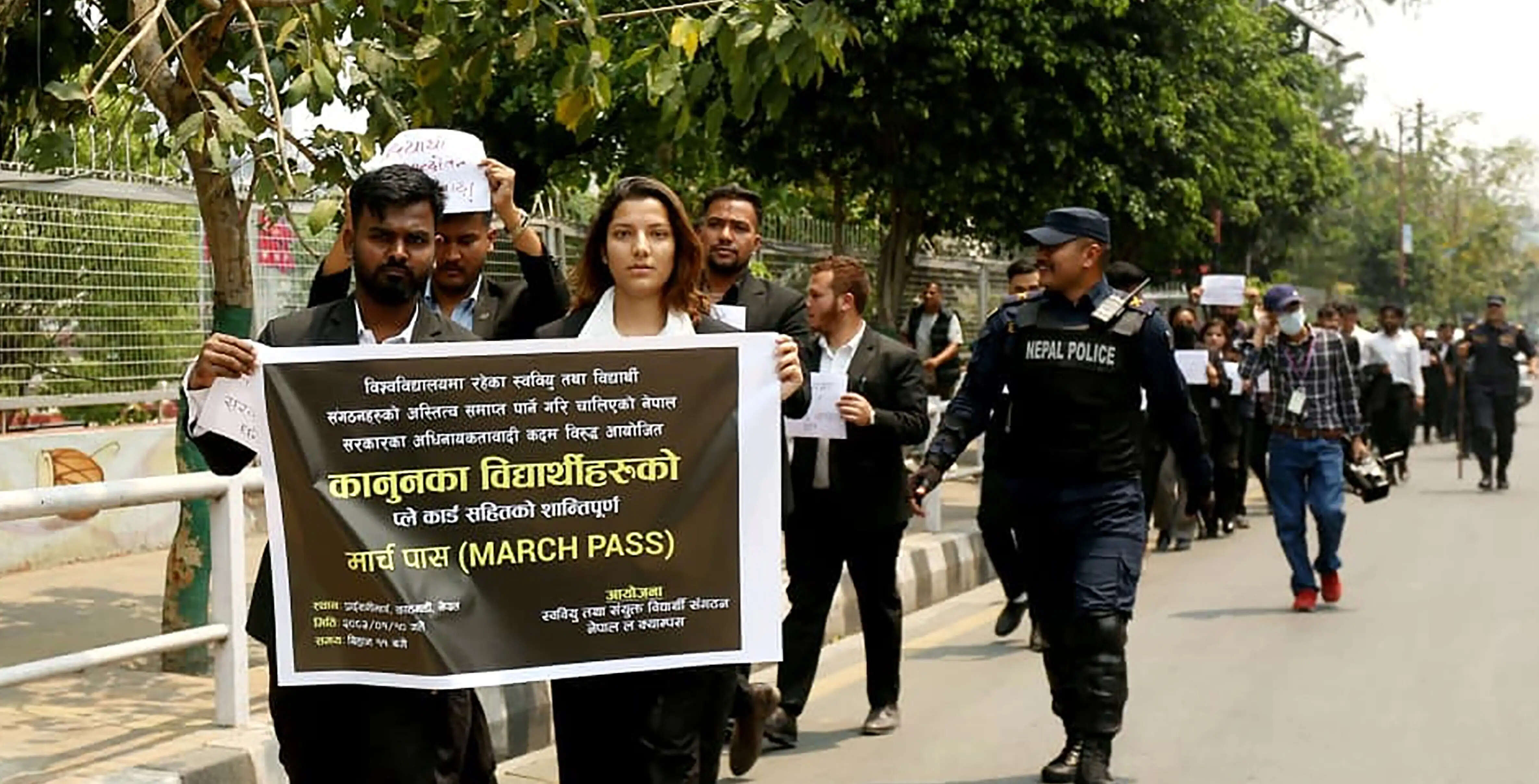 नेपाल में छात्र संगठनों को खत्म करने के फैसले के खिलाफ छात्रों का प्रदर्शन